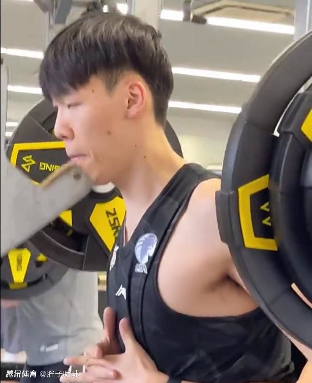 你是否经常在现场有即兴决定?在做导演的先头准备时，你考虑到出现某些即兴创作和未料到的处理的可能吗?奥:是的，要考虑。